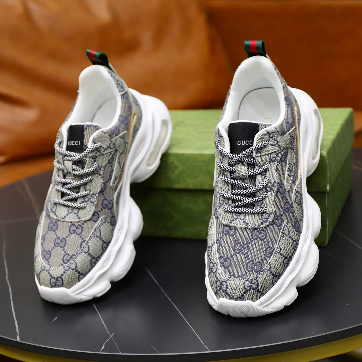 Ex-factory price: 462💰🙅‍♂️🙅‍♂️🙅‍♂️ Brand: Gucci GUCCi Standard code: 38-44 (45 customized) Grade: Same as the official website Material: Original cowhide material spliced with brand cloth Comfortable and breathable lining Lightweight and wear-resistant sports outsole Style category: Men's fashion casual shoes Running sports shoes Distinguished luxury brand elements Top luxury color: actual picture color